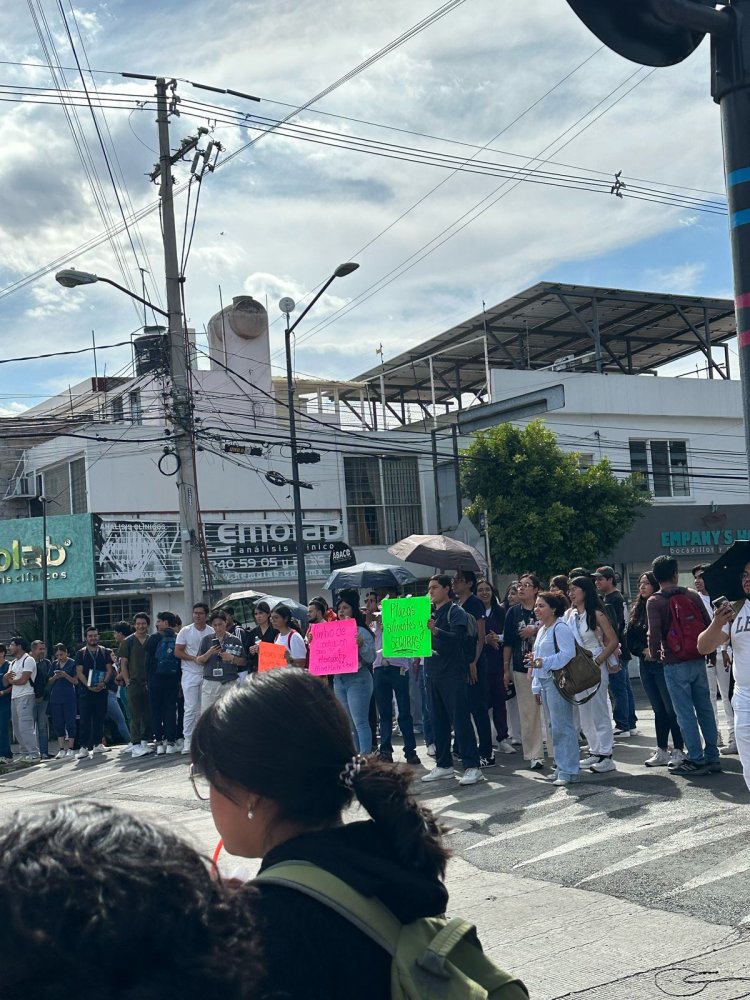 Estudiantes de medicina exigen plazas y mejores condiciones académicas