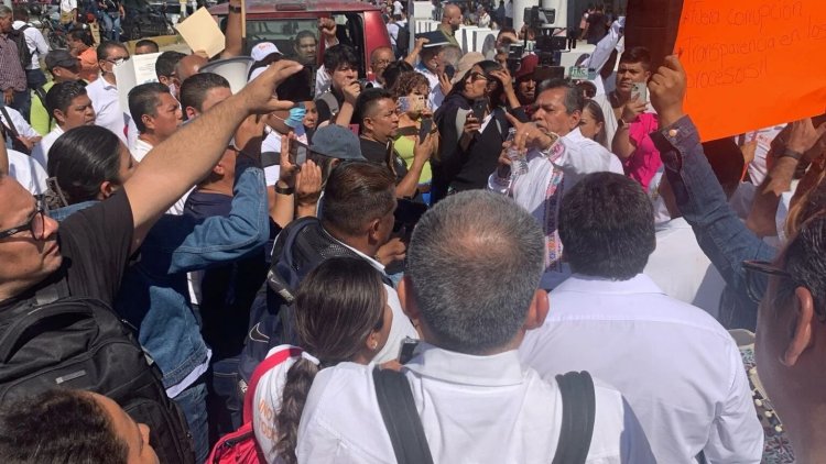 Maestros del CETEG irrumpen en foro educativo en Chilpancingo, Guerrero