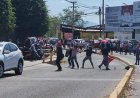 Maestros de la CETEG lanzan huevos al Congreso de Guerrero; protestan contra Ley del ISSSTE