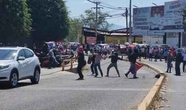 Maestros de la CETEG lanzan huevos al Congreso de Guerrero; protestan contra Ley del ISSSTE