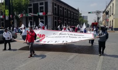 Profesores realizan plantón en el Palacio del Gobierno del Estado de México