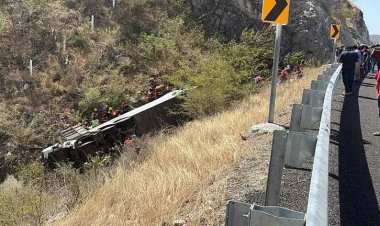 Fallecen 11 personas por volcadura en Oaxaca; regresaban de mitin de Morena en CDMX