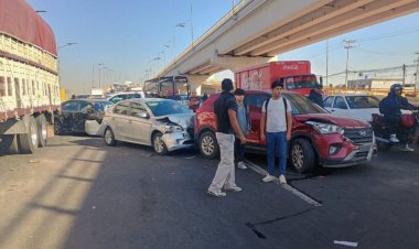 Camión de carga ocasiona choque múltiple en la Vía Morelos hay varios heridos