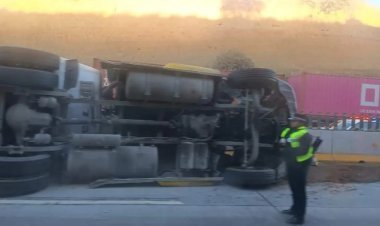 Volcadura de en la autopista México-Puebla a la altura de Ixtapaluca provoca caos vial