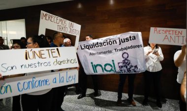 Protestan trabajadores del INAI pidiendo liquidación justa ante extinción