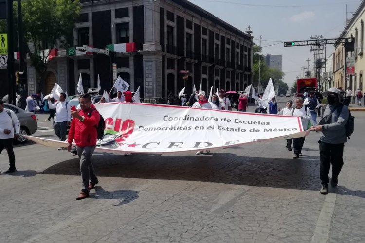 Profesores realizan plantón en el Palacio del Gobierno del Estado de México