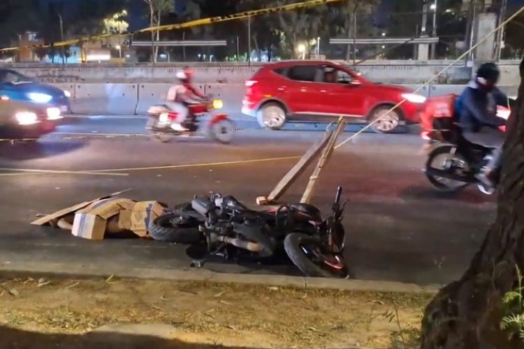 Motociclista muere en la calzada Zaragoza tras ser arrojado por camión de carga