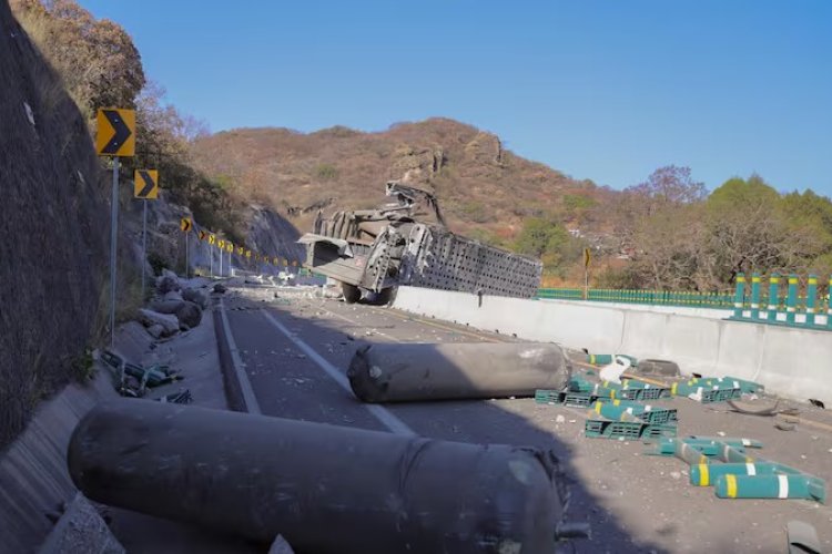 Cierran autopista La Pera-Cuautla por volcadura de tráiler que llevaba tanques de gas