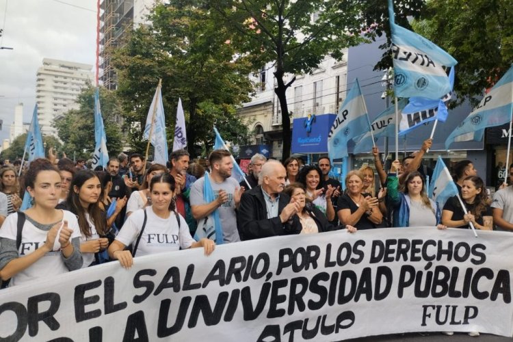 Universidades públicas de Argentina en paro contra ajustes del Gobierno