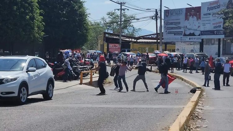 Maestros de la CETEG lanzan huevos al Congreso de Guerrero; protestan contra Ley del ISSSTE