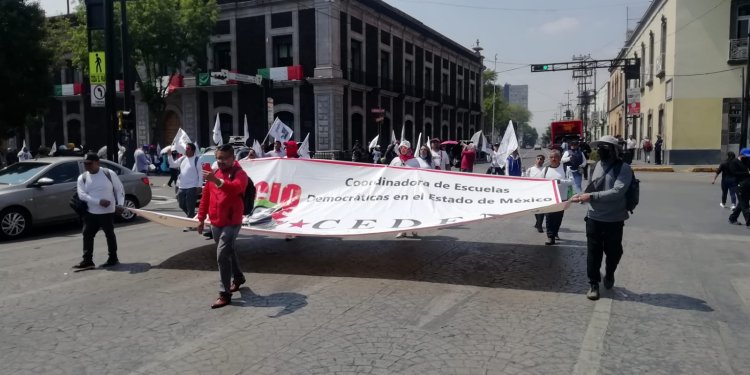 Profesores realizan plantón en el Palacio del Gobierno del Estado de México