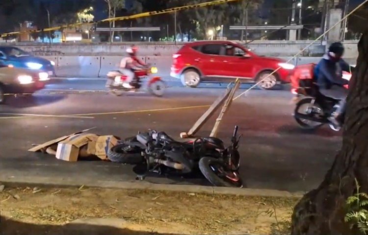 Motociclista muere en la calzada Zaragoza tras ser arrojado por camión de carga