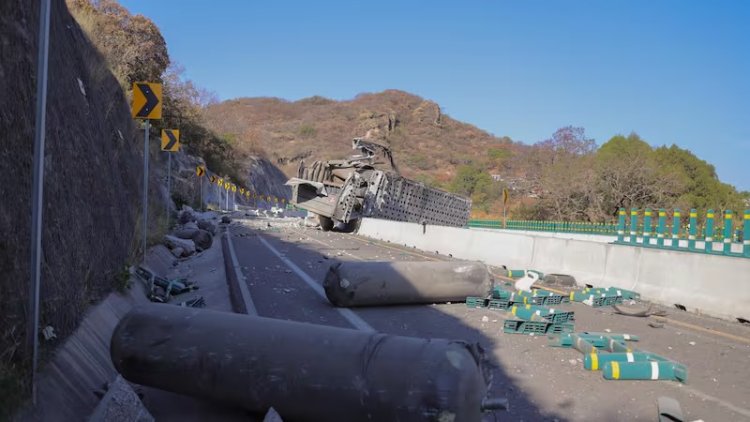 Cierran autopista La Pera-Cuautla por volcadura de tráiler que llevaba tanques de gas