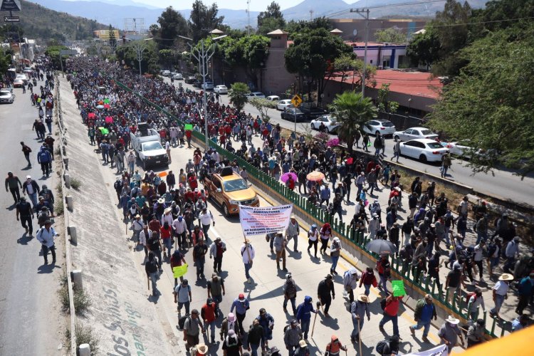 Miles de personas marchan en Chilpancingo; exigen obras y servicios para 13 municipios