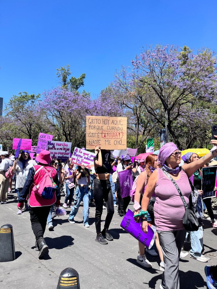 Colectivos de mujeres salen a manifestarse en el 8M en diferentes puntos del país