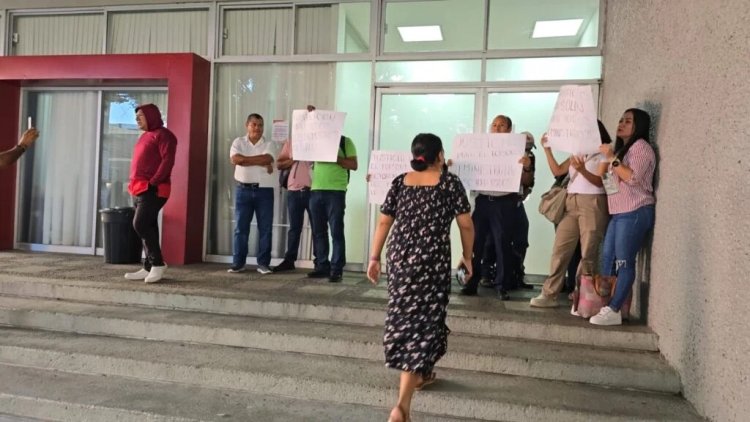 Trabajadores de la Salud de Guerrero toman edificio de Finanzas por incumplimiento