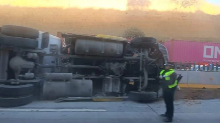 Volcadura de en la autopista México-Puebla a la altura de Ixtapaluca provoca caos vial