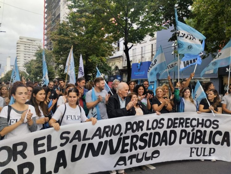 Universidades públicas de Argentina en paro contra ajustes del Gobierno