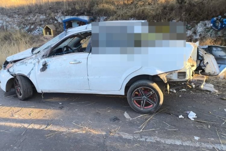 Volcadura de auto en la carretera Toluca-Zitácuaro deja herido de gravedad