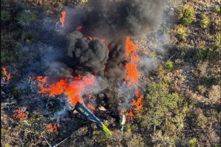 Helicóptero se desploma mientras sofocaban incendio en Coahuila; hay ocho heridos