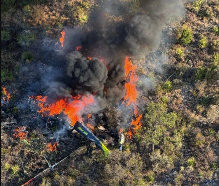 Helicóptero se desploma mientras sofocaban incendio en Coahuila; hay ocho heridos