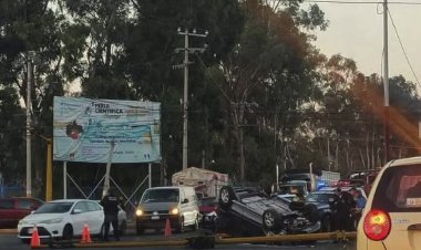 Camioneta vuelca en la México-Texcoco y deja una persona lesionada