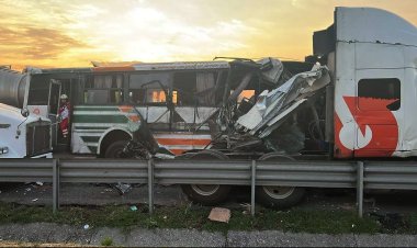 Choque entre autobús de pasajeros y tráiler en Ecatepec deja más de 10 heridos
