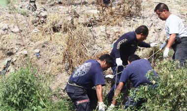 Encuentran cuerpo de hombre muerto flotando en canal de aguas negras de Valle de Chalco