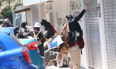 Jóvenes encapuchados marchan y realizan destrozos en repudio a homenaje póstumo a exgobernador de Veracruz