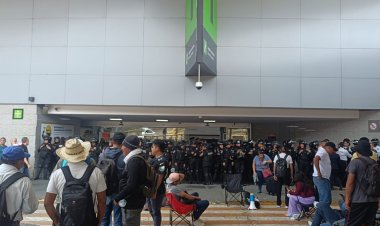 Sheinbaum descarta reunirse con la CNTE mientras maestros bloquean acceso al AICM