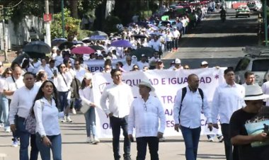 Maestros de varios sindicatos marchan para exigir cumplimiento a sus demandas en Veracruz