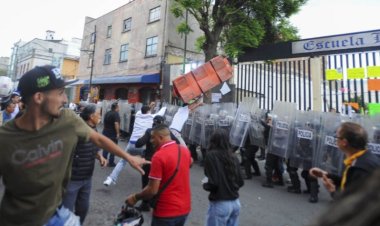 Vecinos de la colonia Morelos se enfrentan a policías para evitar colocación de refugio para migrantes