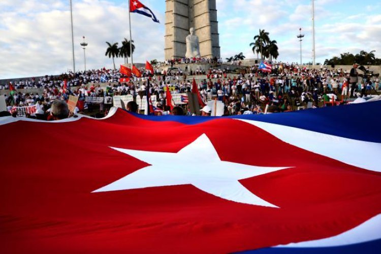 Miles de cubanos desfilan nuevamente por el Día Internacional del Trabajo