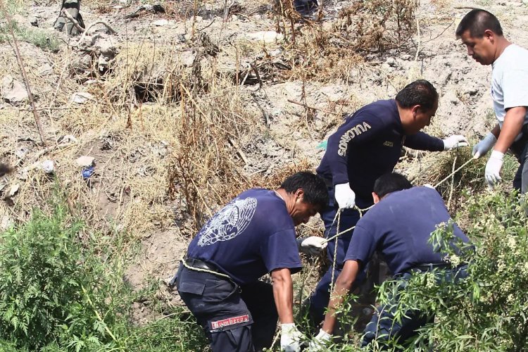 Encuentran cuerpo de hombre muerto flotando en canal de aguas negras de Valle de Chalco