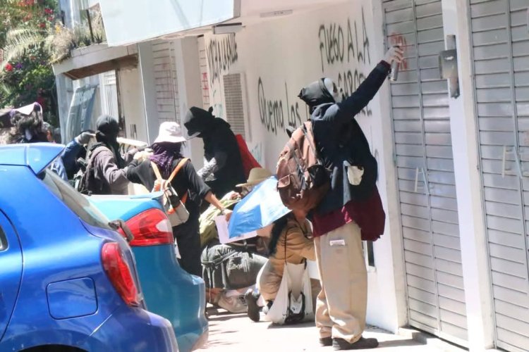 Jóvenes encapuchados marchan y realizan destrozos en repudio a homenaje póstumo a exgobernador de Veracruz