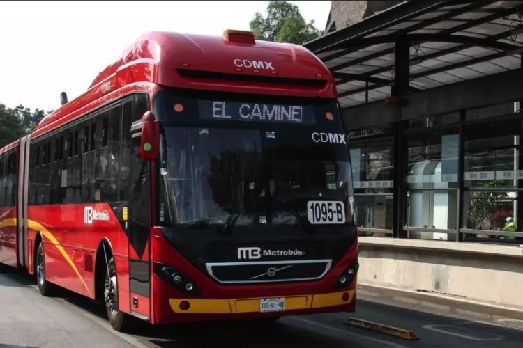 Detienen a mujer acusada de presuntamente “pinchar” a un hombre en el Metrobús