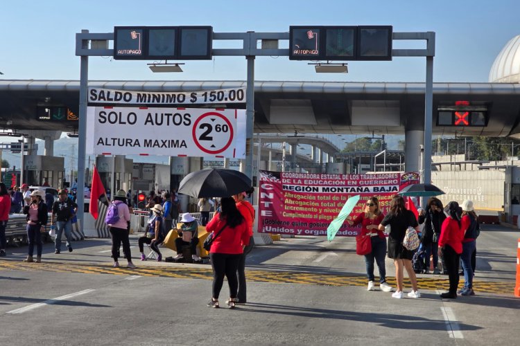 Docentes de la CNTE toman casetas de cobro en varios accesos del Edomex
