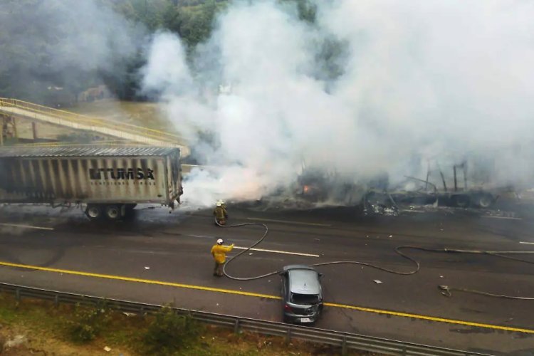 Choque de tráilers en la México-Toluca provoca incendio y caos vial