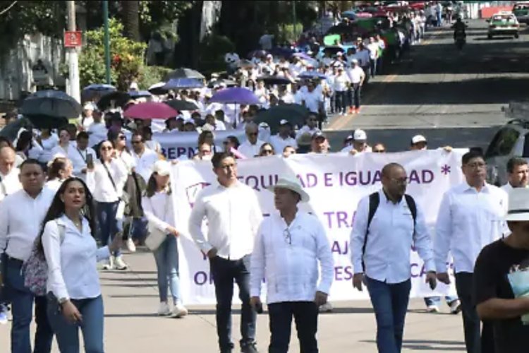 Maestros de varios sindicatos marchan para exigir cumplimiento a sus demandas en Veracruz