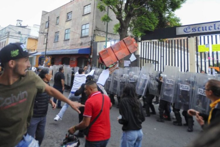 Vecinos de la colonia Morelos se enfrentan a policías para evitar colocación de refugio para migrantes