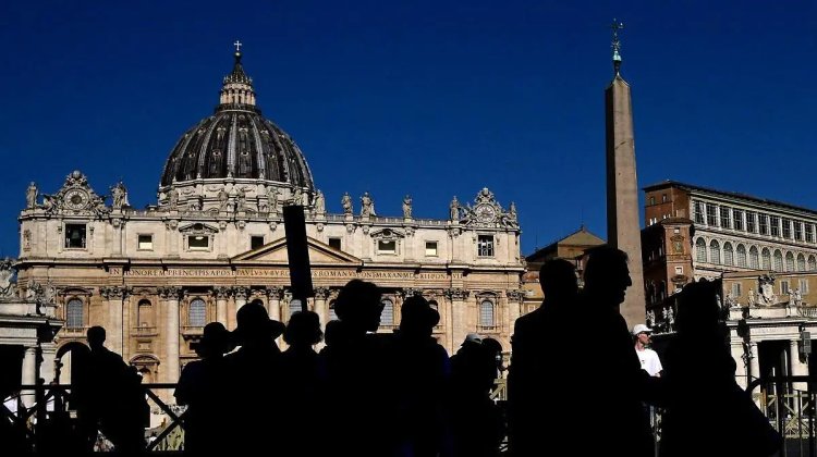 Colocan chimenea en la Capilla Sixtina que anunciará al nuevo Papa