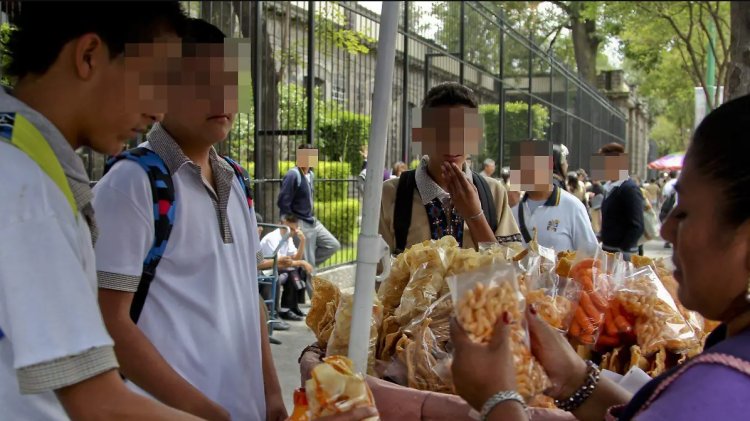 Prohibición de alimentos chatarras en escuelas incrementó venta fuera de planteles: ANPEC