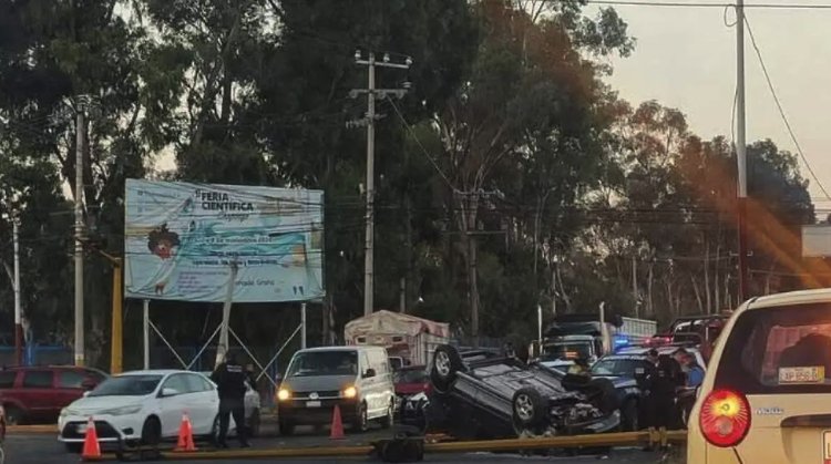 Camioneta vuelca en la México-Texcoco y deja una persona lesionada