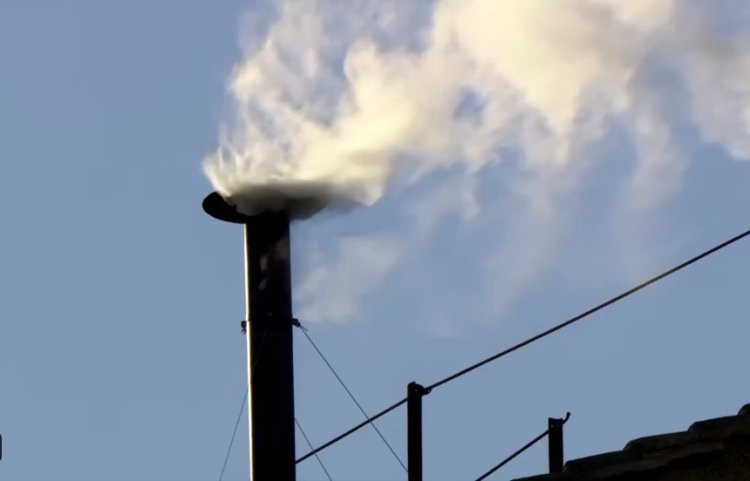 Humo blanco en la Capilla Sixtina anuncia elección de nuevo Papa