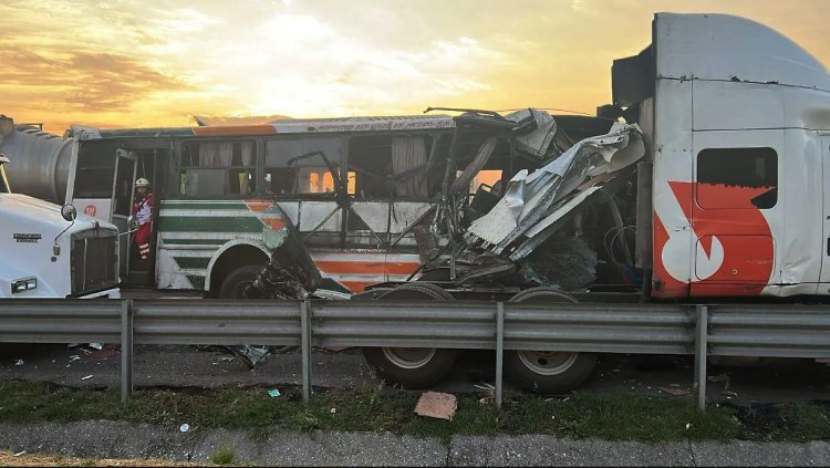 Choque entre autobús de pasajeros y tráiler en Ecatepec deja más de 10 heridos