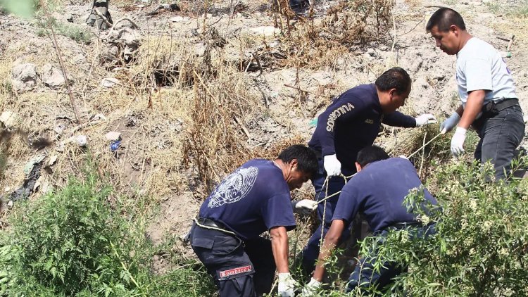 Encuentran cuerpo de hombre muerto flotando en canal de aguas negras de Valle de Chalco