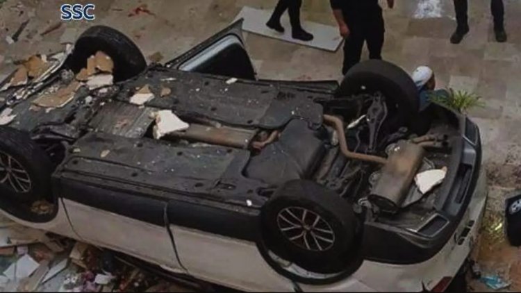 Automóvil cae desde segundo piso en estacionamiento de centro comercial en la Miguel Hidalgo