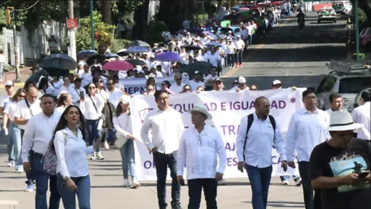 Maestros de varios sindicatos marchan para exigir cumplimiento a sus demandas en Veracruz