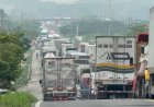 Pobladores mantienen bloqueo en la carretera Coatzacoalcos-Villahermosa
