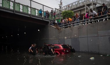 Más de 20 horas tardó recuperación de vehículos atrapados en bajopuentes por inundaciones en la CDMX